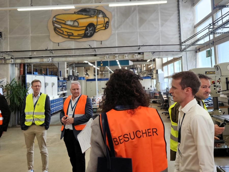 Bürgermeister Rainer Viehof und andere Teilnehmer in intensiven Gesprächen beim Investorentag am 15. Juni 2026 bei ZF in Eitorf